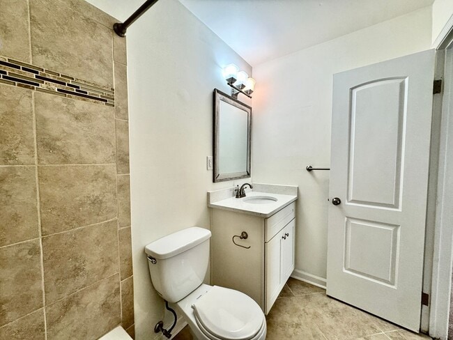 Building Photo - Great Neck Townhome Available NOW! Neutral...