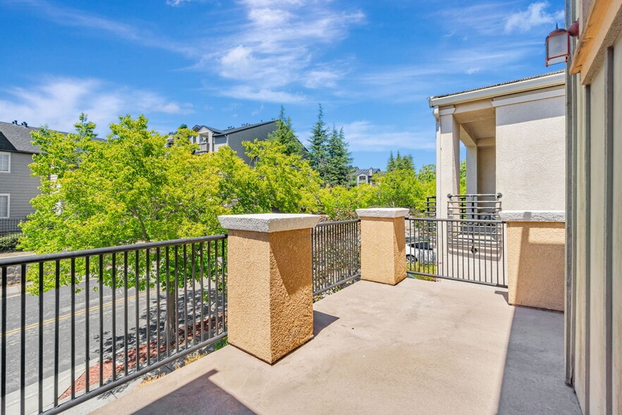 Building Photo - 2678 Deerwood Dr