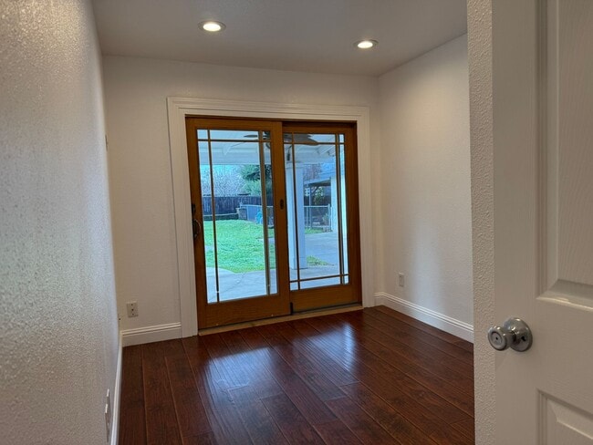 Building Photo - Single level home on large lot