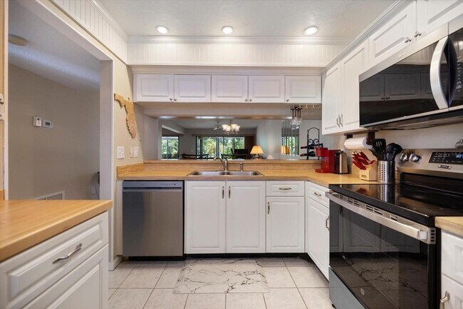 Building Photo - 898 Bird Bay Way