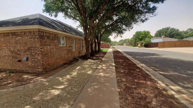 Building Photo - Spacious Townhome Southwest Lubbock