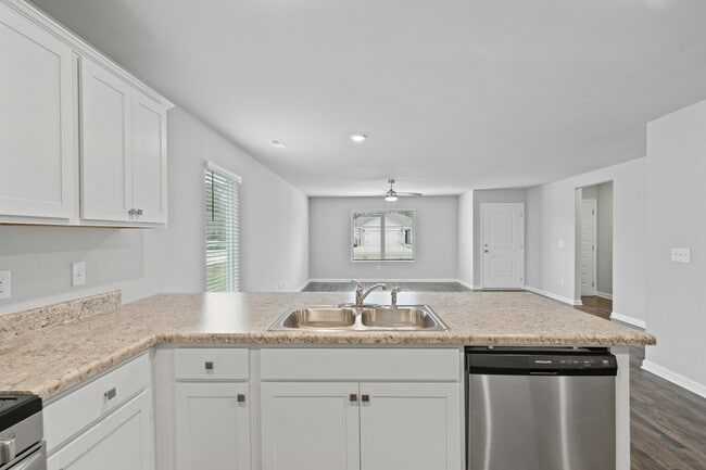 Building Photo - 209 Clear Creek Dr