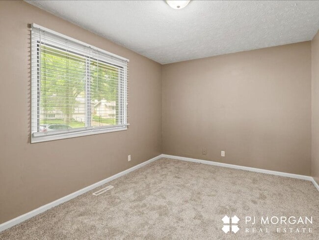 Building Photo - Millard Rental Ready to Impress!