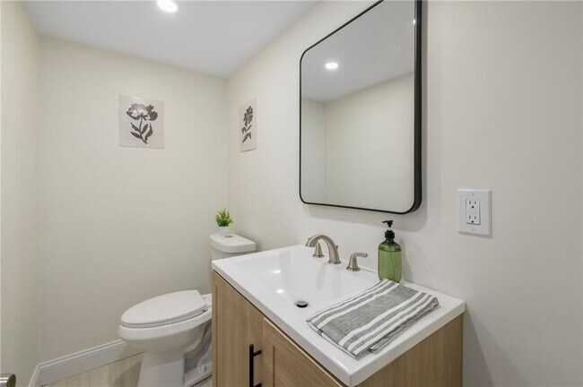 Building Photo - 33 Moorland Ave