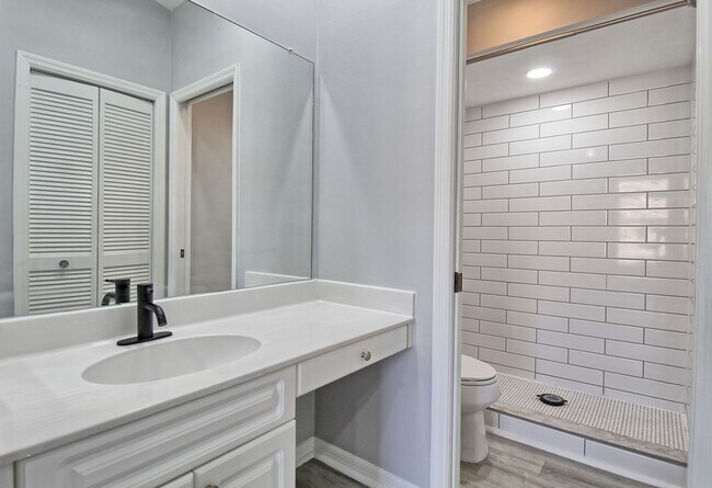 Building Photo - New Remodel! Gorgeous 2 Bedroom Condo! Amazing Location!