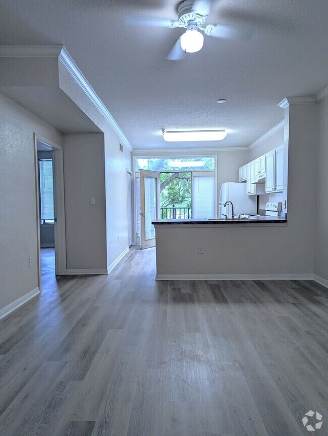 Building Photo - 1x1 Open, bright and spacious! 647 square ...
