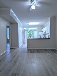 Building Photo - 1x1 Open, bright and spacious! 647 square ...