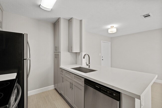 Building Photo - 2201 Fountain View Dr