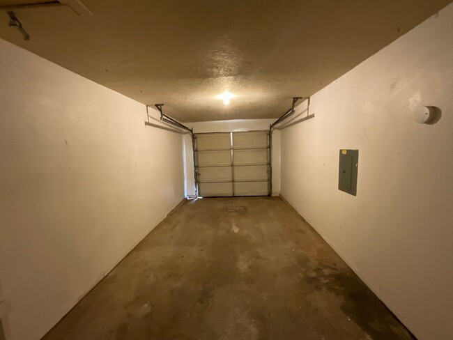 Building Photo - 2 Bed 1 Bath