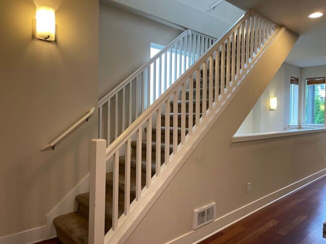 Building Photo - Light and Bright Greenwood Townhouse
