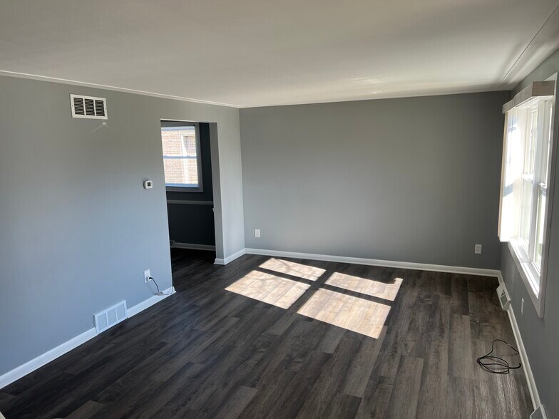 Building Photo - 625 W Omar St