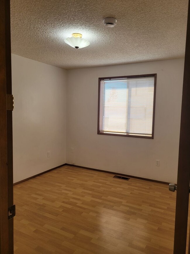 Building Photo - ? Spacious 3-Bedroom Rambler with Vaulted ...