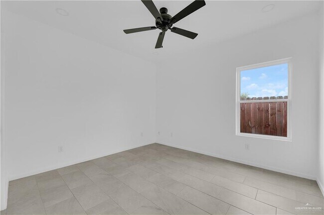 Building Photo - 14 E Mayfair St