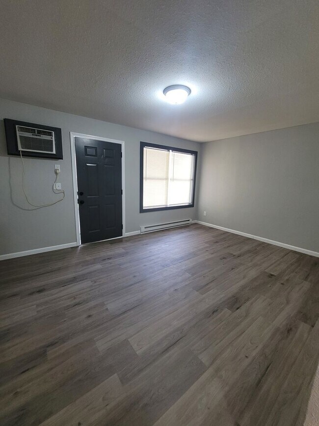 Building Photo - Remodeled Studio Apartment