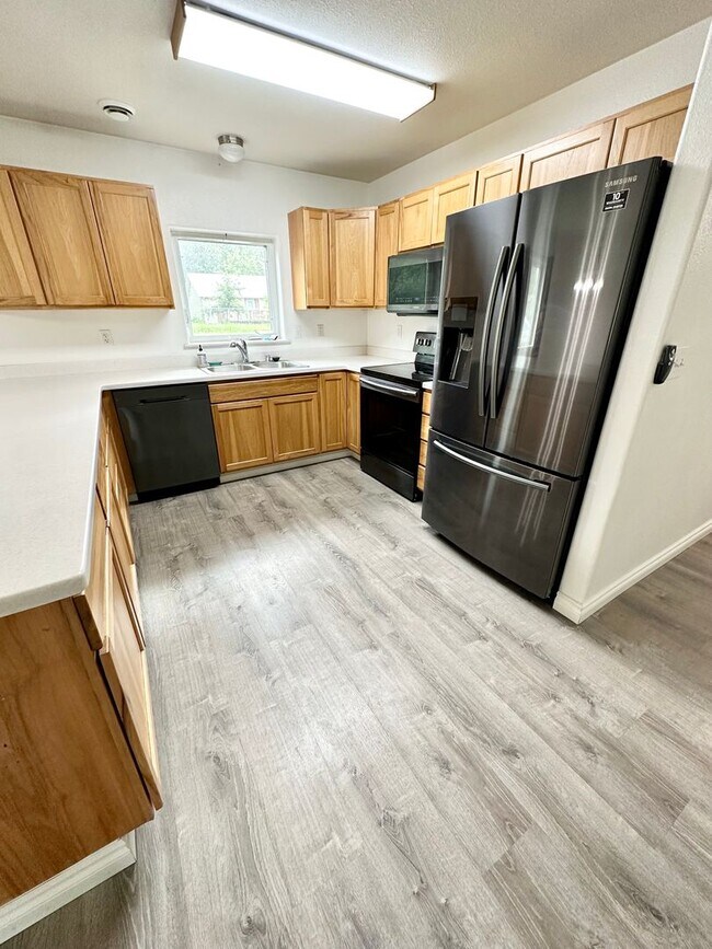 Building Photo - 4 bedroom Home for Rent in North Pole!