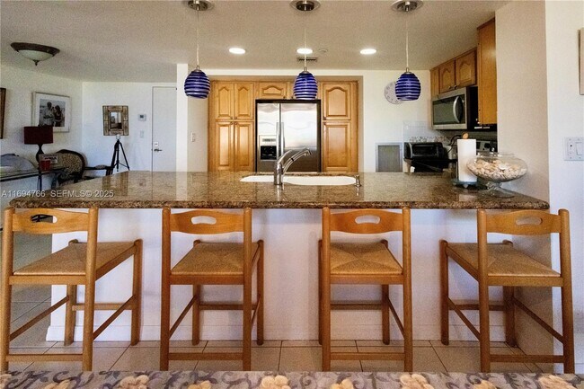 Building Photo - 2555 Collins Ave