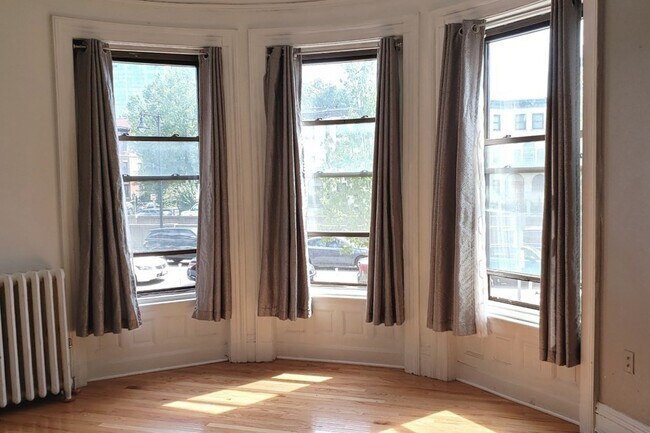 Building Photo - 924 Beacon St