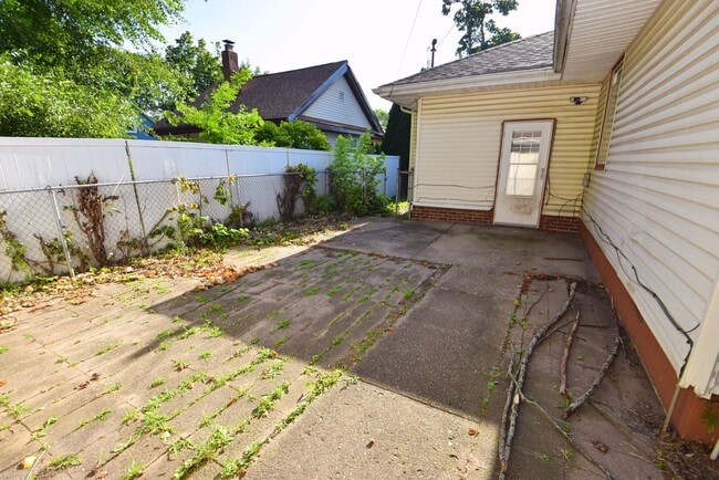 Building Photo - 2 bedroom 1 bath home in South Bend IN