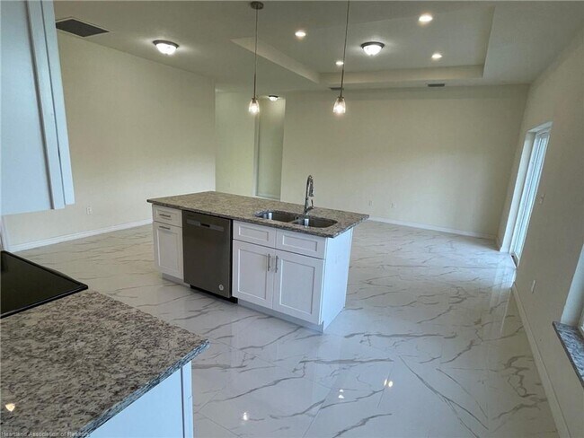 Building Photo - Large 4 Bedroom 2 bath-Lake Placid