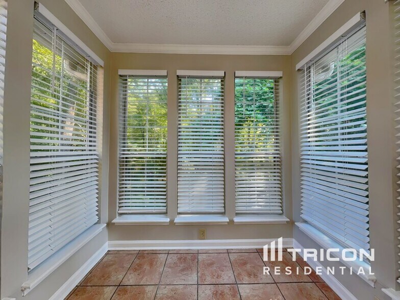 Building Photo - 2615 Sandstone Dr