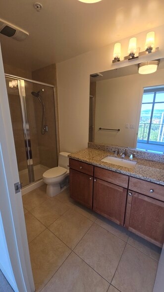 Master bathroom - 175 W Saint James St