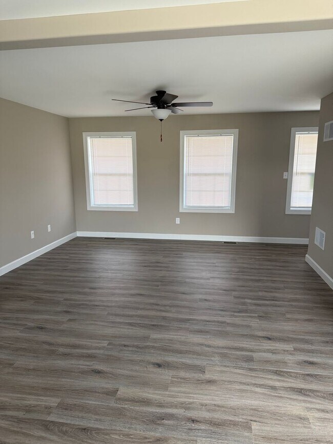 Building Photo - 243 Woodridge Dr