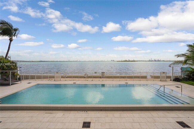 Building Photo - 700 NE 25th St