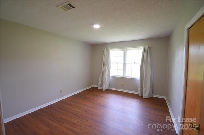 Building Photo - 4099 Shenandoah Dr SW