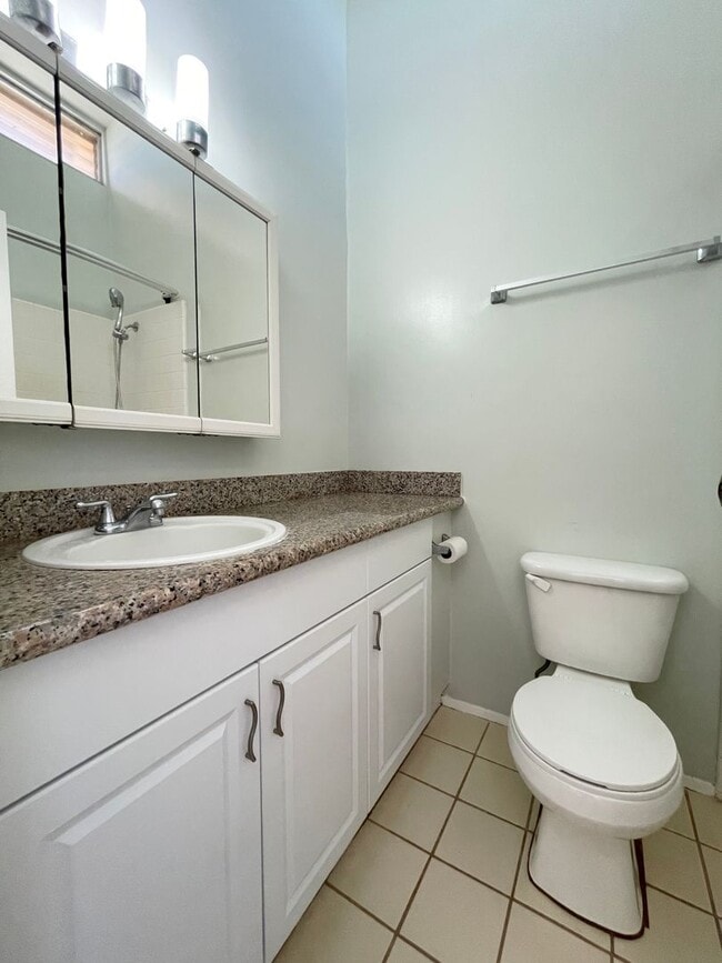 Building Photo - Well Maintained 3 Bed, 2.5 Bath Townhome i...