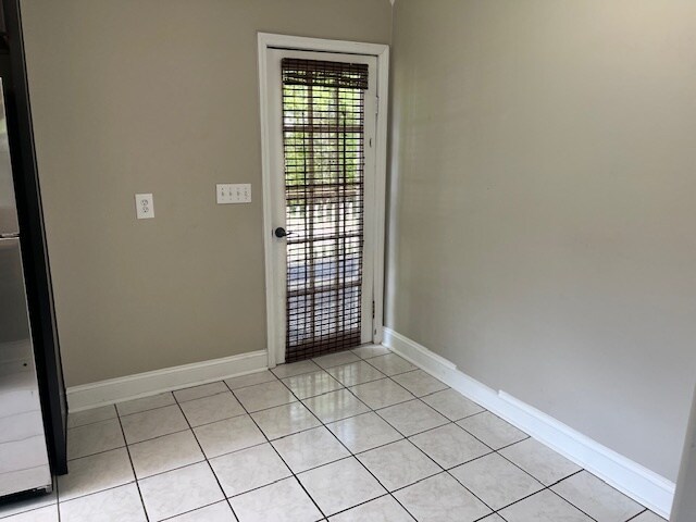 side entry from deck - 4716 McCahill Rd