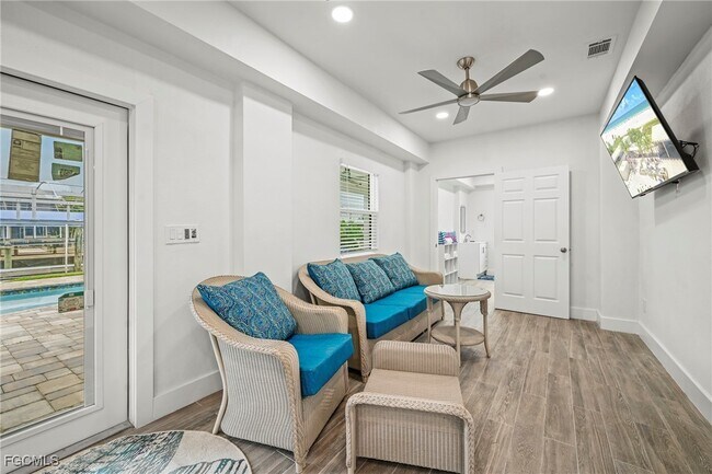 Building Photo - 256 Ibis St