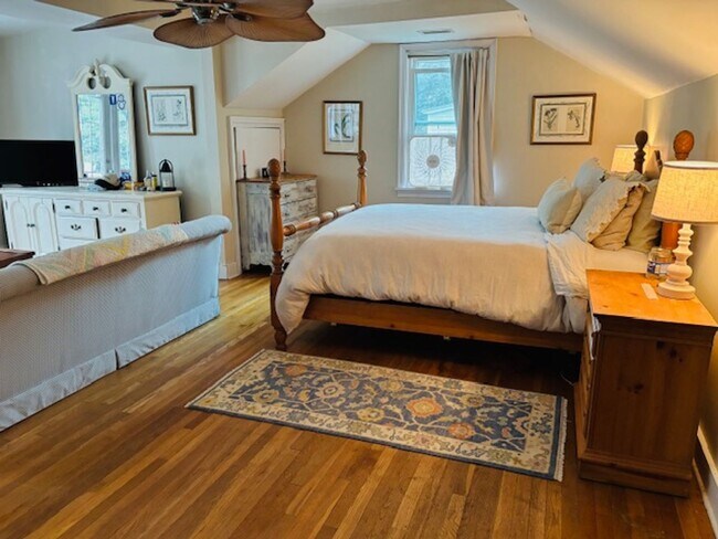 Building Photo - Charming Three Bedroom Two Bath Home on Ja...