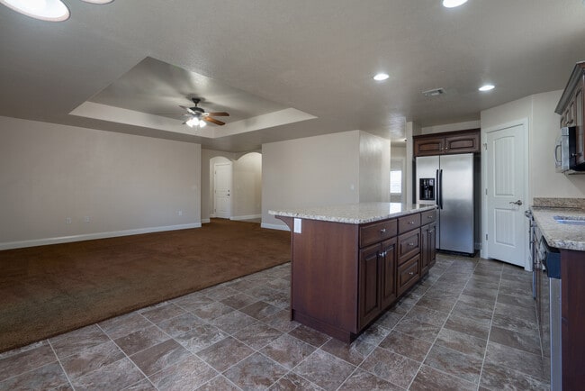 Building Photo - 3 bed 2 bath home with fully-fenced yard