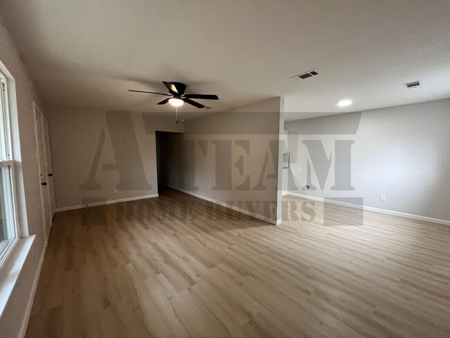 Building Photo - Beautifully updated 3-bedroom, 2-bathroom