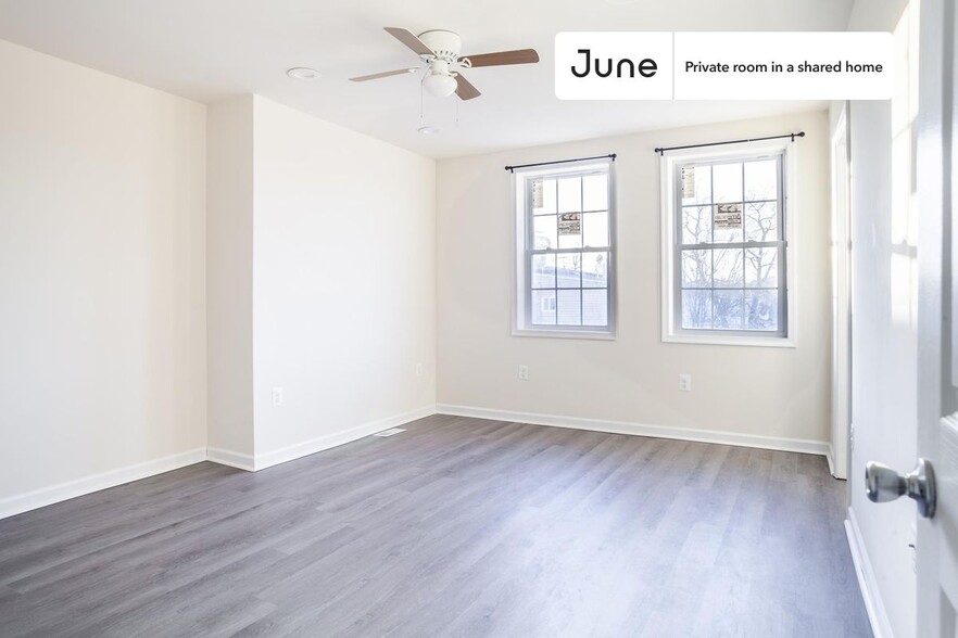 Building Photo - Private bedroom in 4 bed/3.5 bath Home