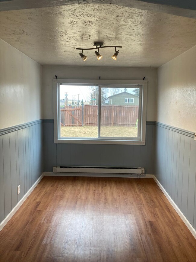 Building Photo - Spacious 2-Bedroom Duplex with Large Fence...