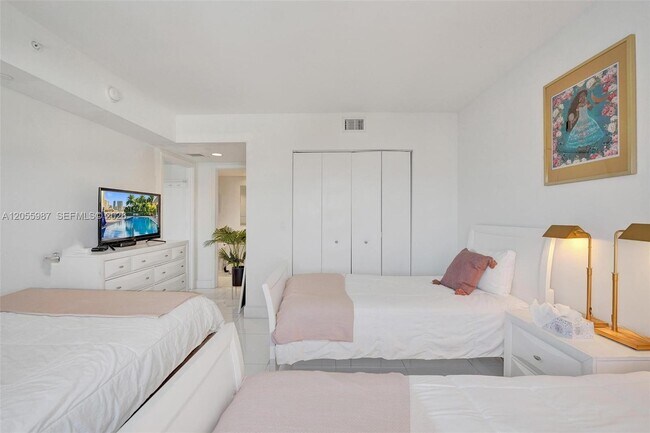 Building Photo - 2600 E Hallandale Beach Blvd