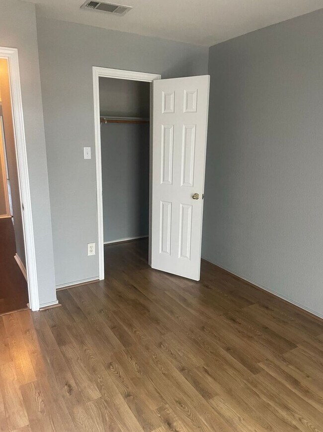 Building Photo - 4 bedroom 2 bathroom house! HOUSING ACCEPTED!