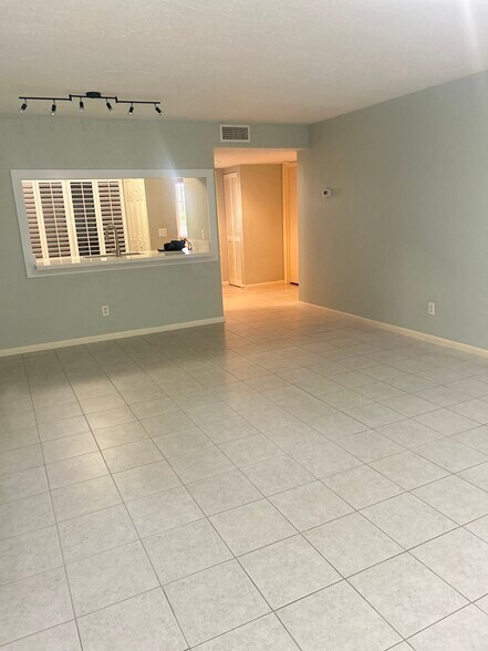Building Photo - 1585 NE Beacon Dr