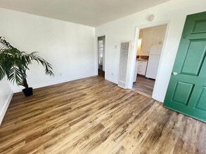 Building Photo - 4064 Oakcrest Dr