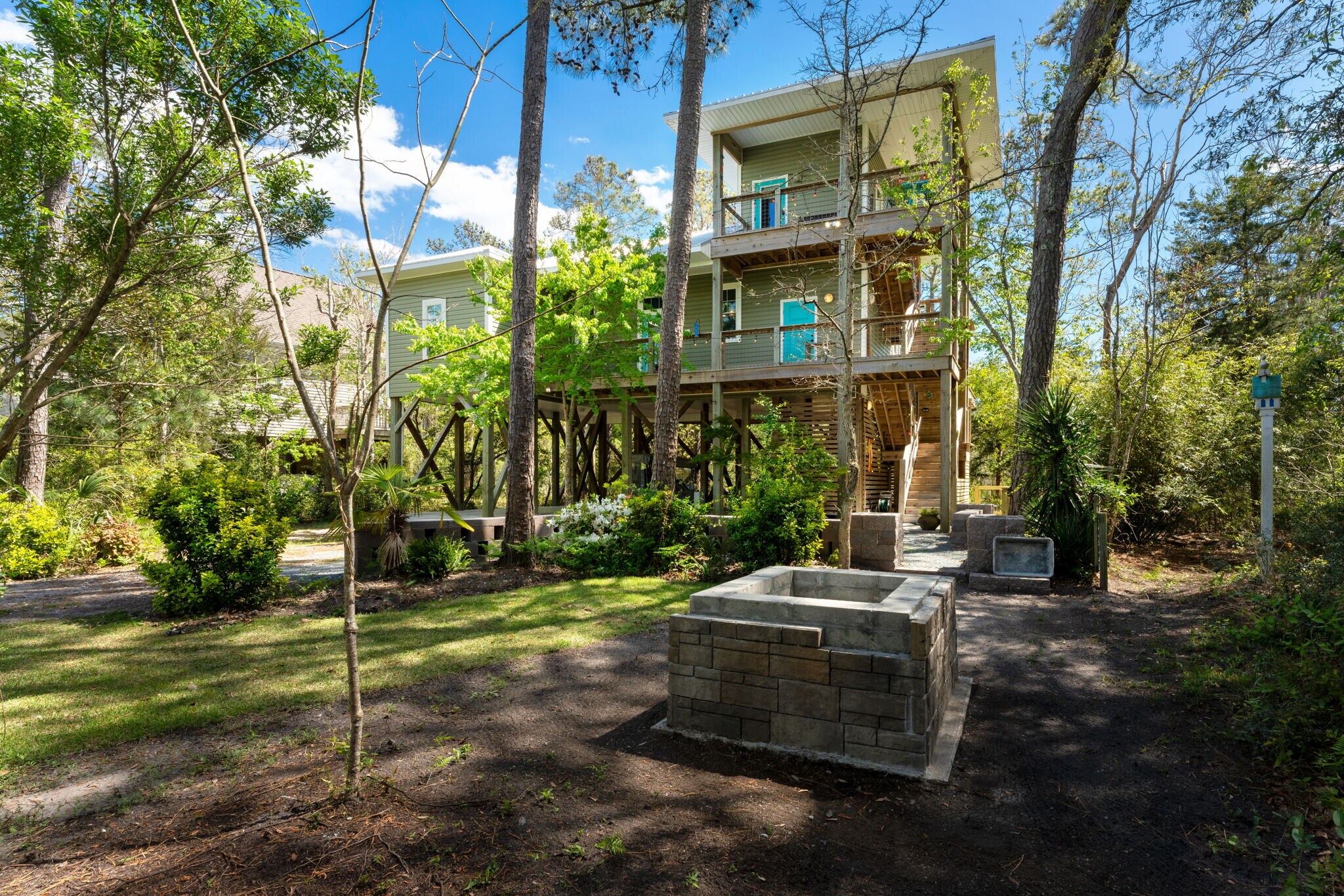 Building Photo - 211 Lewis Dr