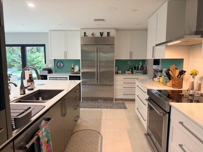 Building Photo - 3041 Perriwinkle Cir