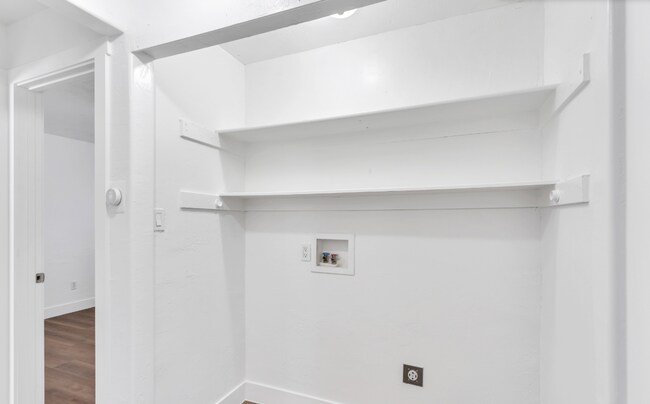 Building Photo - Ground Level 3 Bed 1 bath apartment!