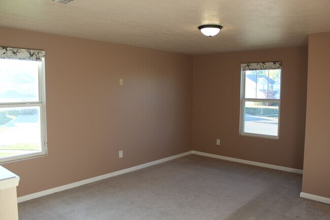 Building Photo - Beautiful 4 Bedroom in Avon!
