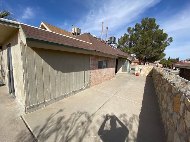 Building Photo - EASTSIDE DUPLEX FOR RENT