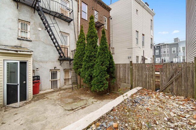 Building Photo - 477 Mercer St