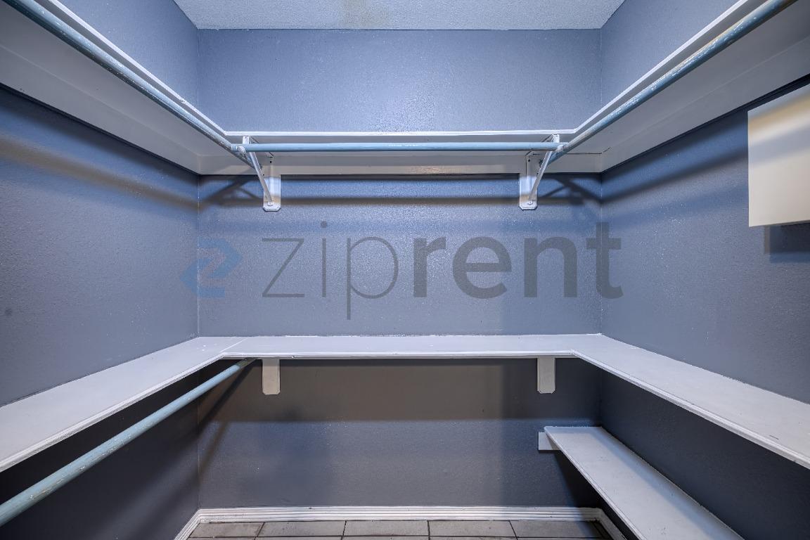 Building Photo - Unit