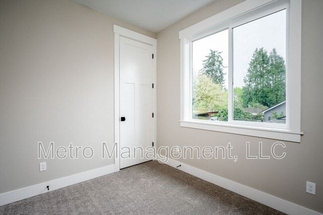Building Photo - 3182 SE 62nd Ave