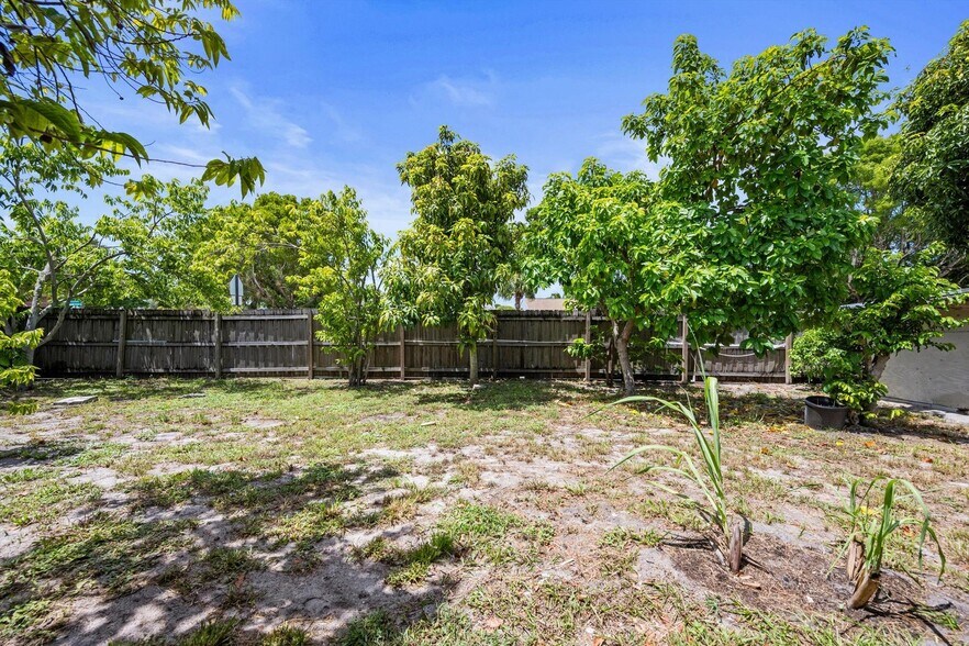 Building Photo - 4928 Marbella Rd N