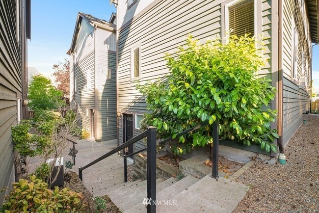 Building Photo - Large 2-Bedroom Northgate Townhome